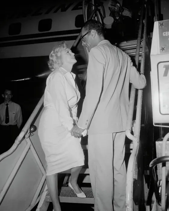Framed Print : Marilyn Monroe And Husband Arthur Miller Framed Print : Marilyn Monroe And Husband Arthur Miller
