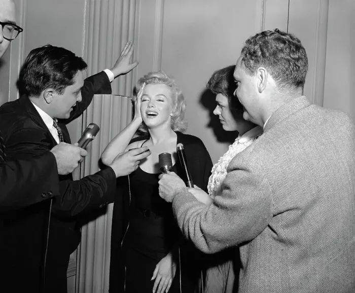 Framed Print : Marilyn Monroe with Interviewers Framed Print : Marilyn Monroe with Interviewers