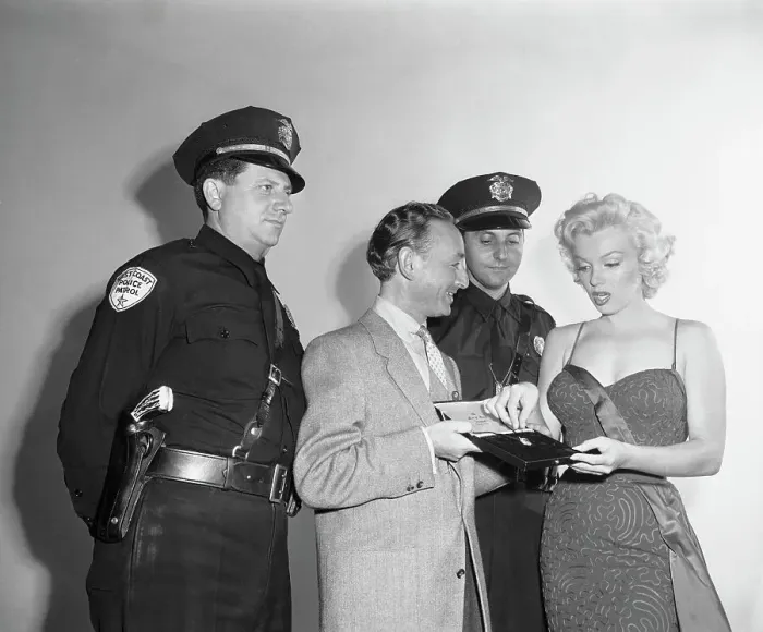Framed Print : Marilyn Monroe with Jewelry Expert and Guards Framed Print : Marilyn Monroe with Jewelry Expert and Guards