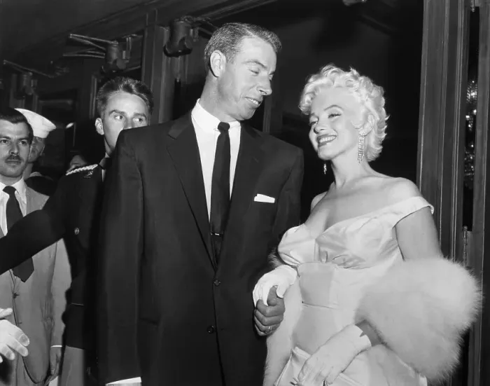 Framed Print : Marilyn Monroe and Joe DiMaggio Framed Print : Marilyn Monroe and Joe DiMaggio