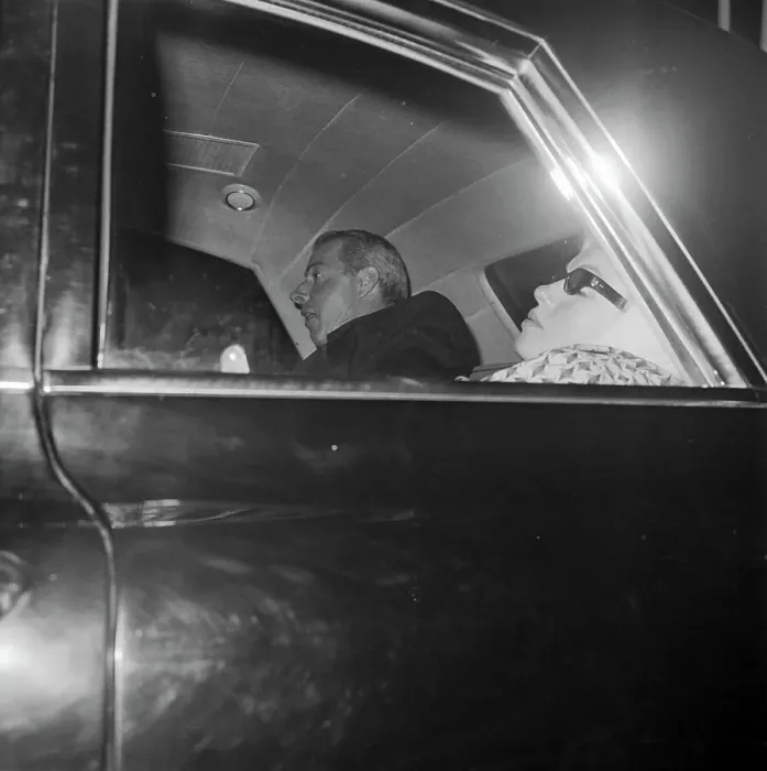 Framed Print : Marilyn Monroe and Joe DiMaggio in Car Framed Print : Marilyn Monroe and Joe DiMaggio in Car
