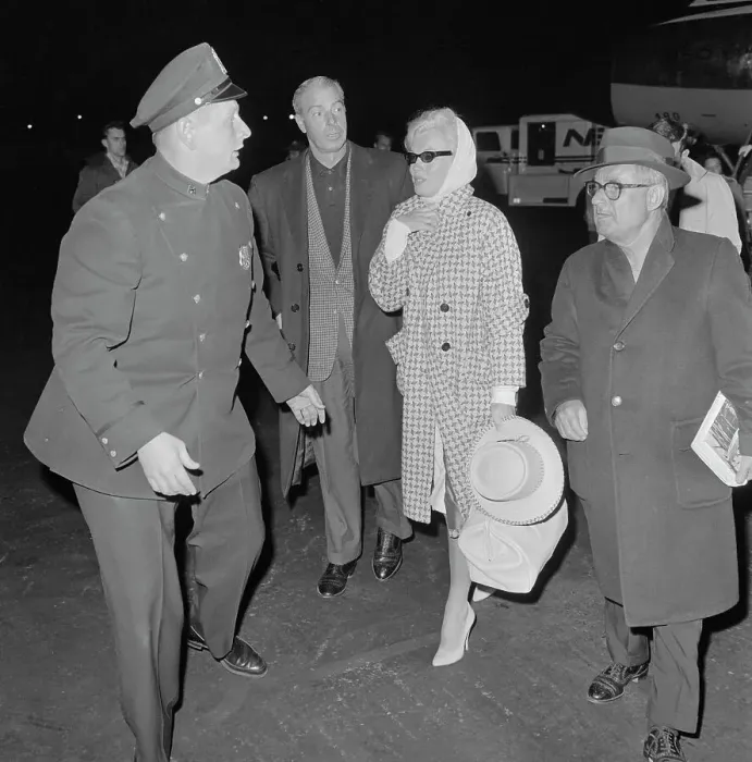 Framed Print : Marilyn Monroe and Joe DiMaggio Walking at Airport Framed Print : Marilyn Monroe and Joe DiMaggio Walking at Airport