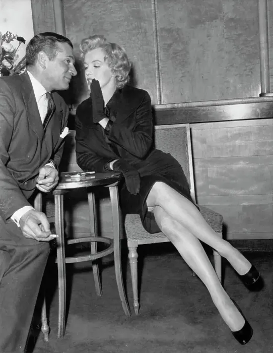 Framed Print : Marilyn Monroe and Laurence Olivier Framed Print : Marilyn Monroe and Laurence Olivier