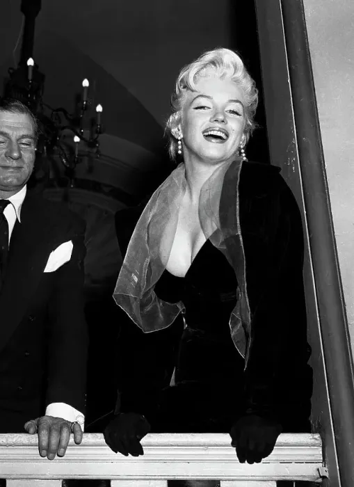 Framed Print : Marilyn Monroe and Laurence Olivier Framed Print : Marilyn Monroe and Laurence Olivier