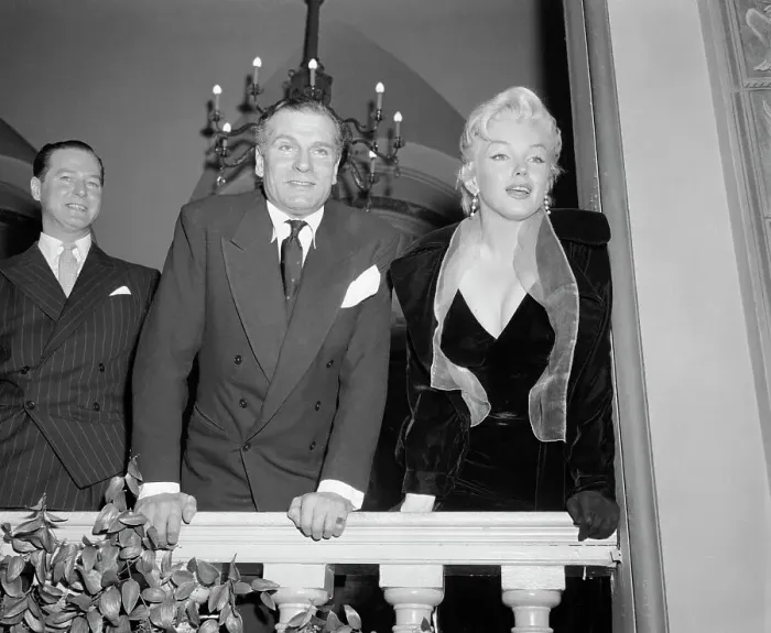 Framed Print : Marilyn Monroe and Lawrence Olivier Framed Print : Marilyn Monroe and Lawrence Olivier