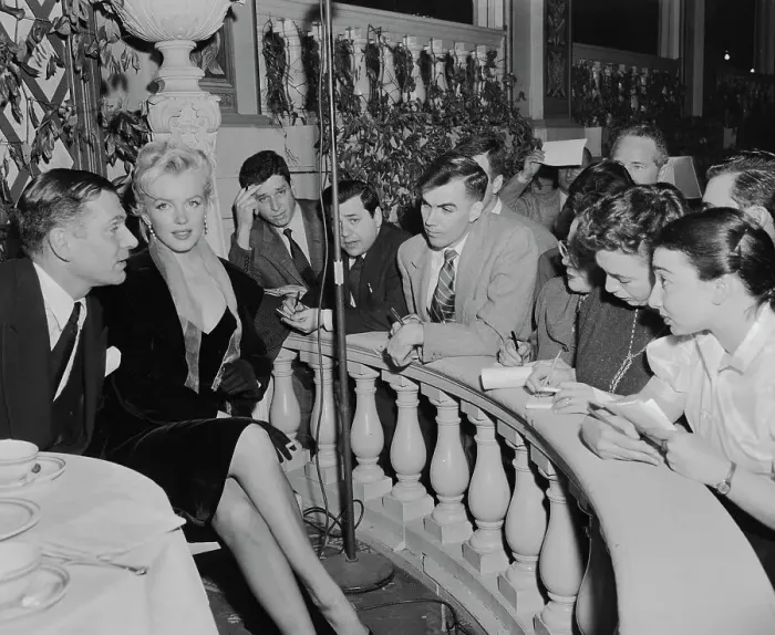 Framed Print : Marilyn Monroe and Lawrence Olivier Framed Print : Marilyn Monroe and Lawrence Olivier
