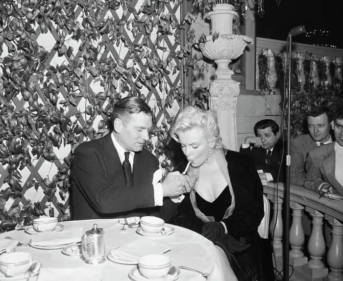 Framed Print : Marilyn Monroe and Lawrence Olivier Framed Print : Marilyn Monroe and Lawrence Olivier