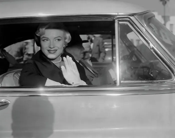 Framed Print : Marilyn Monroe Leaving Court Framed Print : Marilyn Monroe Leaving Court