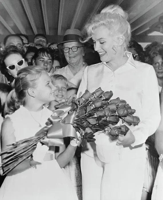 Framed Print : Marilyn Monroe Meeting Gail Sawyer Framed Print : Marilyn Monroe Meeting Gail Sawyer