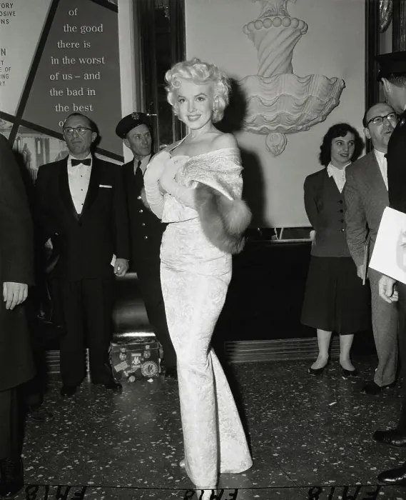 Framed Print : Marilyn Monroe at Movie Premiere Framed Print : Marilyn Monroe at Movie Premiere