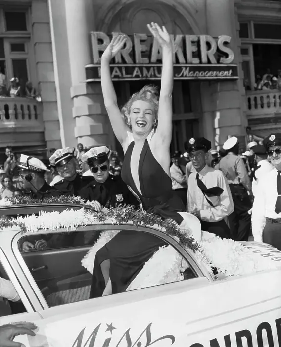 Framed Print : Marilyn Monroe in Parade Framed Print : Marilyn Monroe in Parade