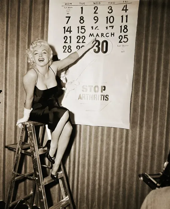 Framed Print : Marilyn Monroe Pointing to Large Calendar Framed Print : Marilyn Monroe Pointing to Large Calendar