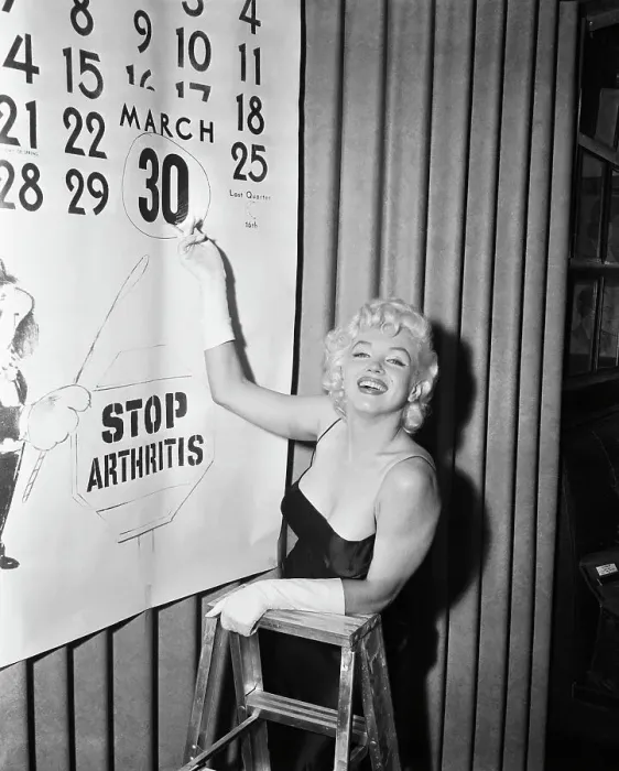 Framed Print : Marilyn Monroe Pointing to Large Calendar Framed Print : Marilyn Monroe Pointing to Large Calendar