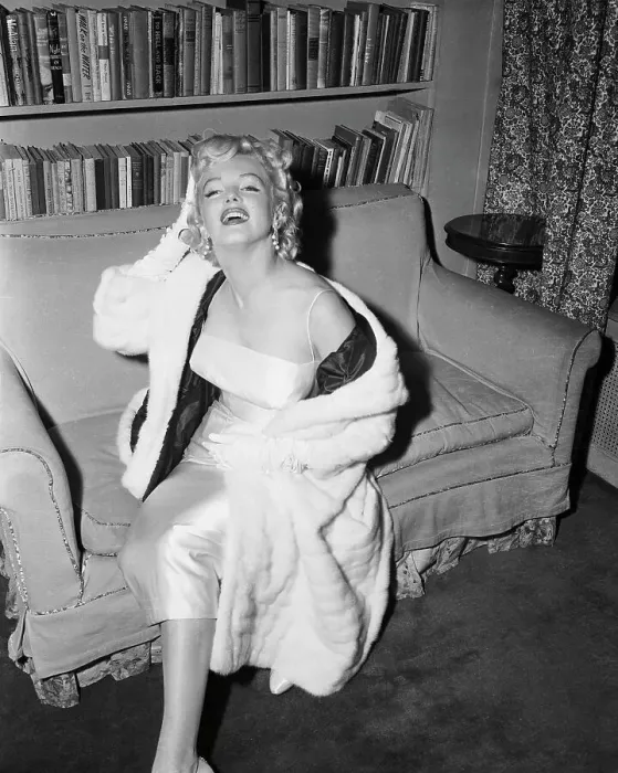 Framed Print : Marilyn Monroe Posing on Couch Framed Print : Marilyn Monroe Posing on Couch