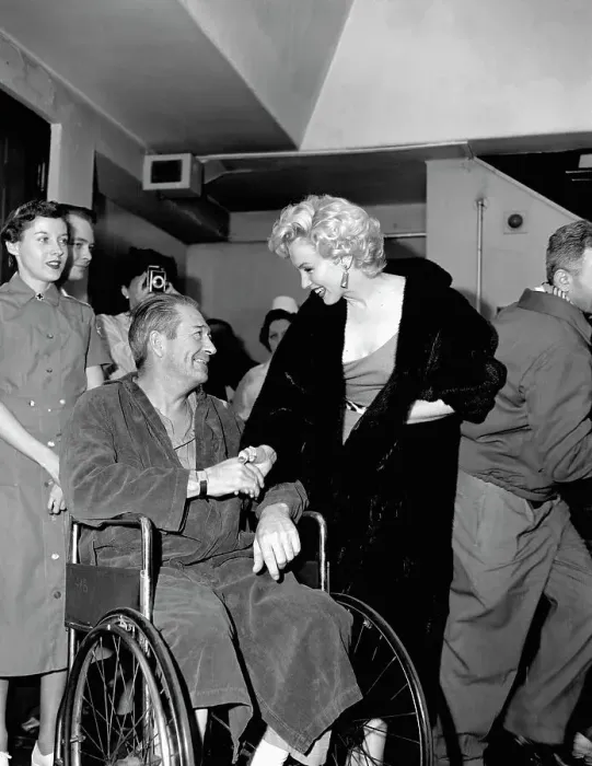 Framed Print : Marilyn Monroe Says Goodbye To Soldier Framed Print : Marilyn Monroe Says Goodbye To Soldier