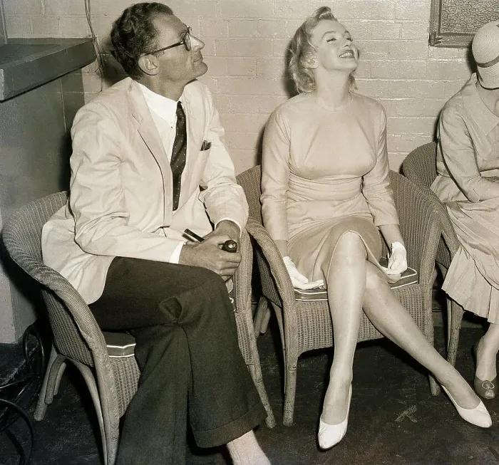 Framed Print : Marilyn Monroe Seated with Arthur Miller Framed Print : Marilyn Monroe Seated with Arthur Miller