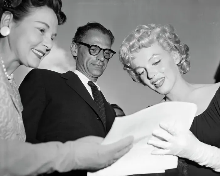 Framed Print : Marilyn Monroe Signing an Autograph Framed Print : Marilyn Monroe Signing an Autograph