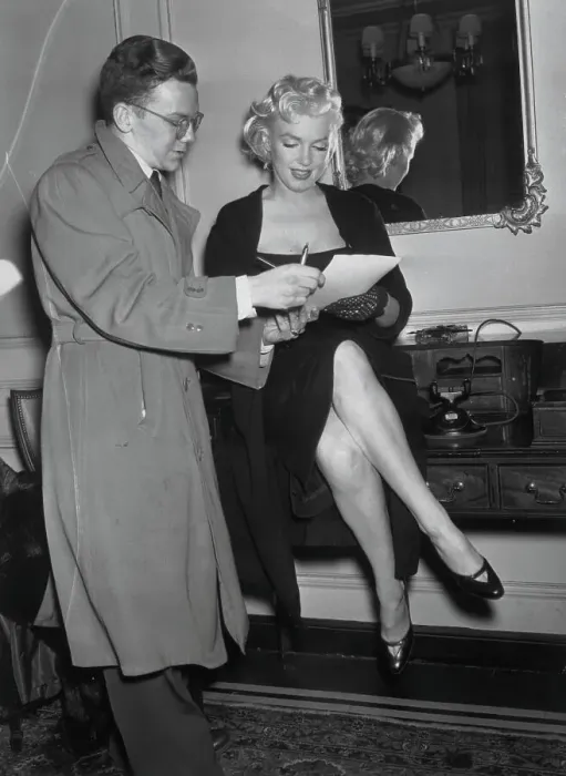 Framed Print : Marilyn Monroe Signing Autograph Framed Print : Marilyn Monroe Signing Autograph