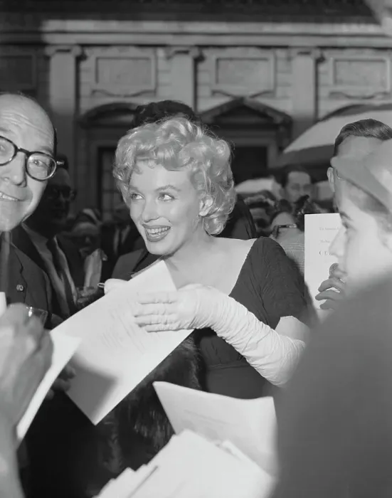 Framed Print : Marilyn Monroe Signing Autographs Framed Print : Marilyn Monroe Signing Autographs