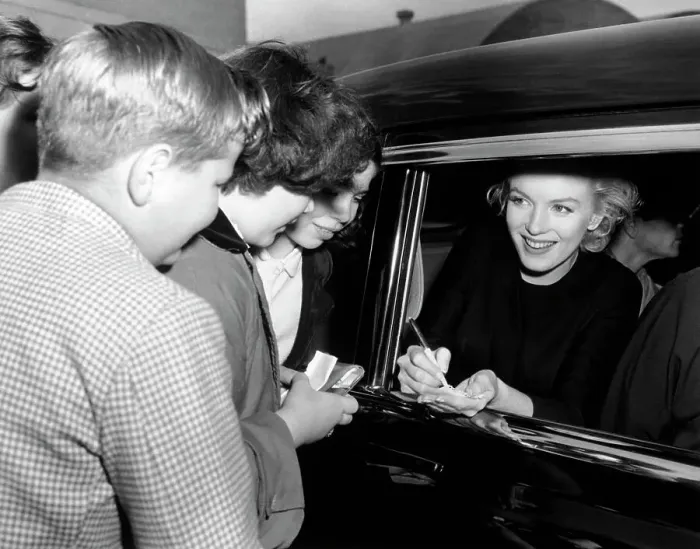 Framed Print : Marilyn Monroe Signing Autographs Framed Print : Marilyn Monroe Signing Autographs