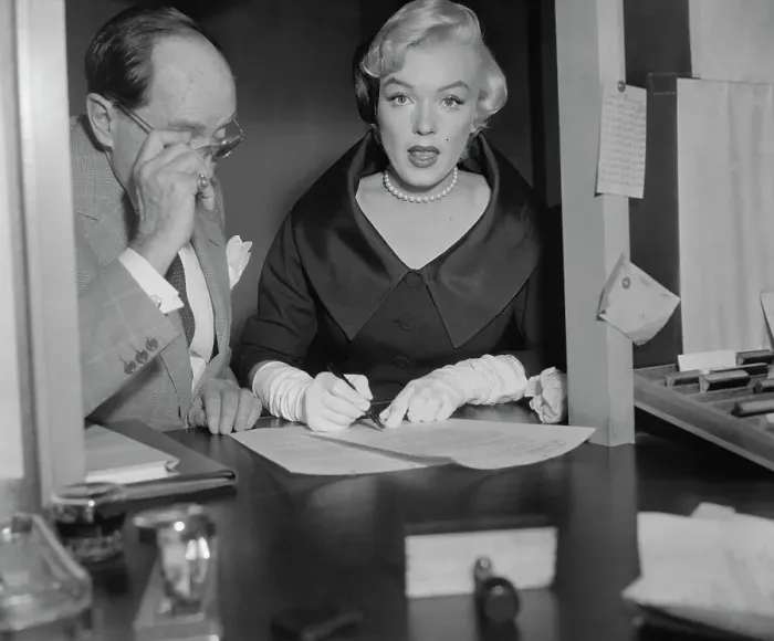 Framed Print : Marilyn Monroe Signing Papers