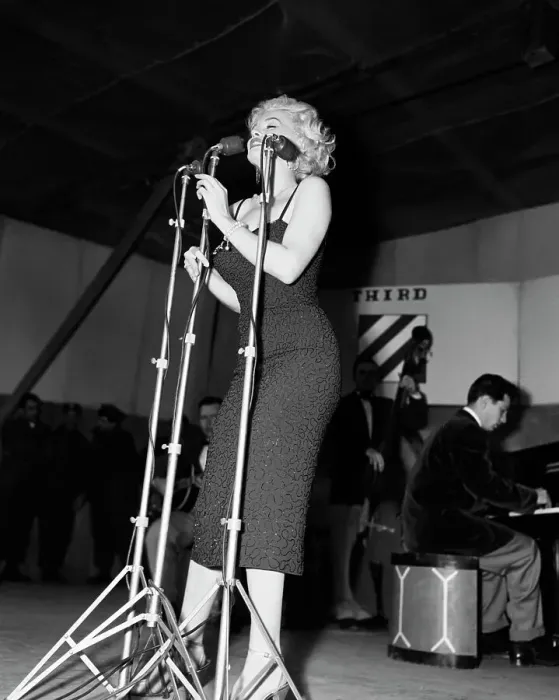 Framed Print : Marilyn Monroe Singing Framed Print : Marilyn Monroe Singing