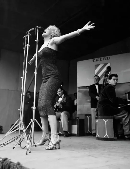Framed Print : Marilyn Monroe Singing Framed Print : Marilyn Monroe Singing