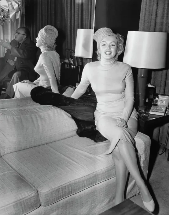 Framed Print : Marilyn Monroe Sitting on Arm of Sofa Framed Print : Marilyn Monroe Sitting on Arm of Sofa