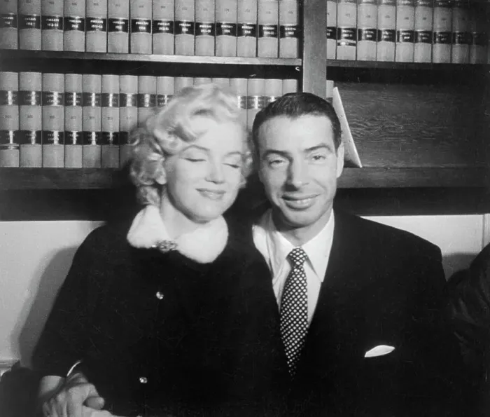 Framed Print : Marilyn Monroe Sitting with Joe DiMaggio Framed Print : Marilyn Monroe Sitting with Joe DiMaggio