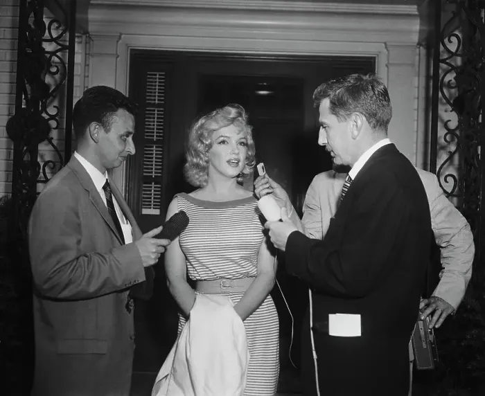 Framed Print : Marilyn Monroe Speaking to Newsmen Framed Print : Marilyn Monroe Speaking to Newsmen
