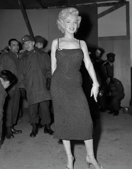 Framed Print : Marilyn Monroe on Stage Framed Print : Marilyn Monroe on Stage