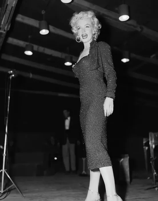Framed Print : Marilyn Monroe on Stage Framed Print : Marilyn Monroe on Stage