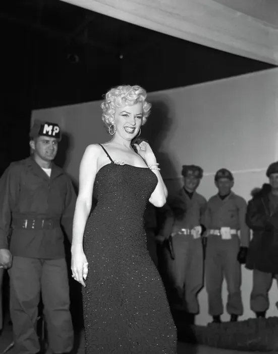 Framed Print : Marilyn Monroe On Stage Framed Print : Marilyn Monroe On Stage