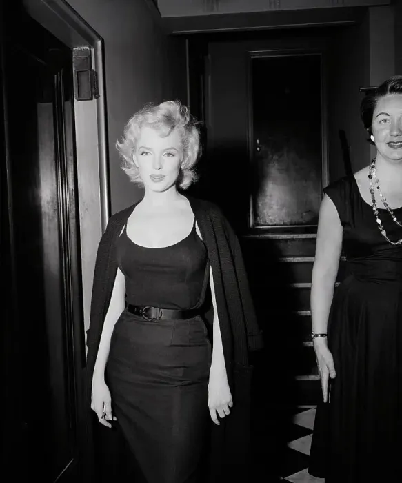 Framed Print : Marilyn Monroe Standing In Hallway