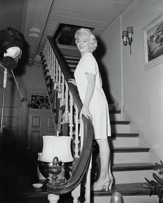 Framed Print : Marilyn Monroe Standing on Stair Case Framed Print : Marilyn Monroe Standing on Stair Case