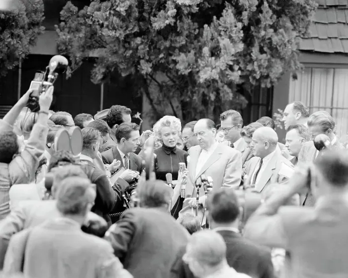 Framed Print : Marilyn Monroe Being Swamped by the Press Framed Print : Marilyn Monroe Being Swamped by the Press