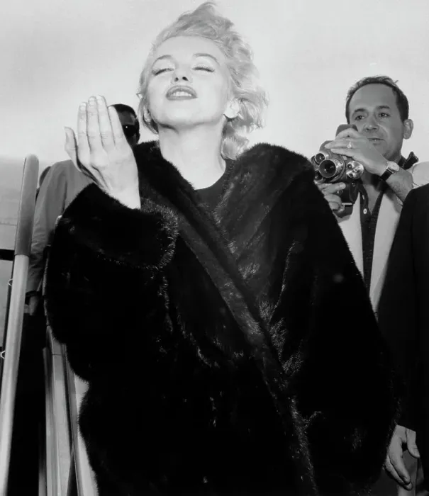 Framed Print : Marilyn Monroe Throws A Kiss At Airport Framed Print : Marilyn Monroe Throws A Kiss At Airport