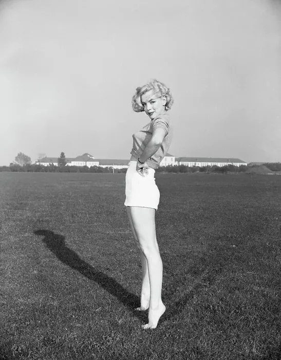 Framed Print : Marilyn Monroe on Tip Toes Framed Print : Marilyn Monroe on Tip Toes