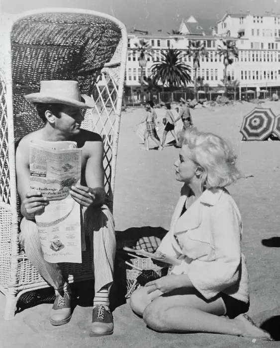 Framed Print : Marilyn Monroe and Tony Curtis Relaxing on a Beach Framed Print : Marilyn Monroe and Tony Curtis Relaxing on a Beach