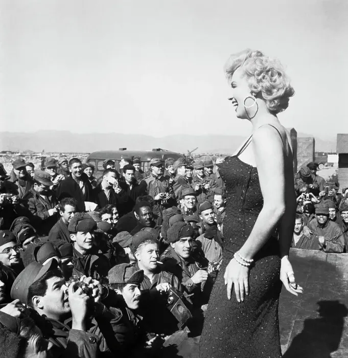 Framed Print : Marilyn Monroe with Troops Framed Print : Marilyn Monroe with Troops