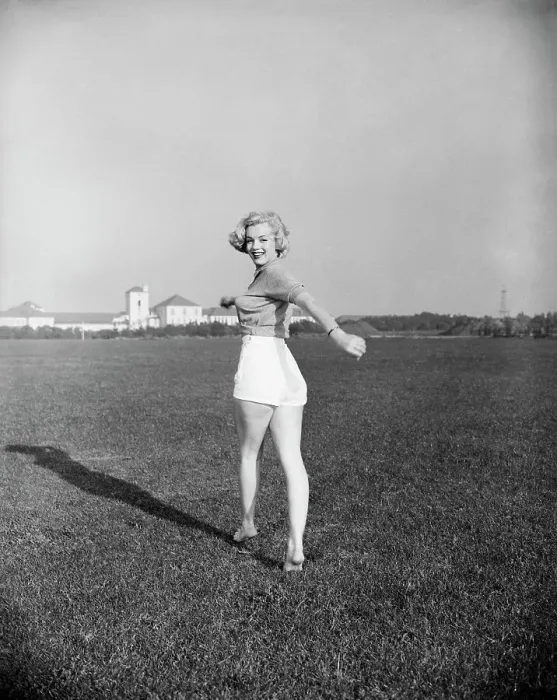 Framed Print : Marilyn Monroe In Twisting Pose On Feet Framed Print : Marilyn Monroe In Twisting Pose On Feet