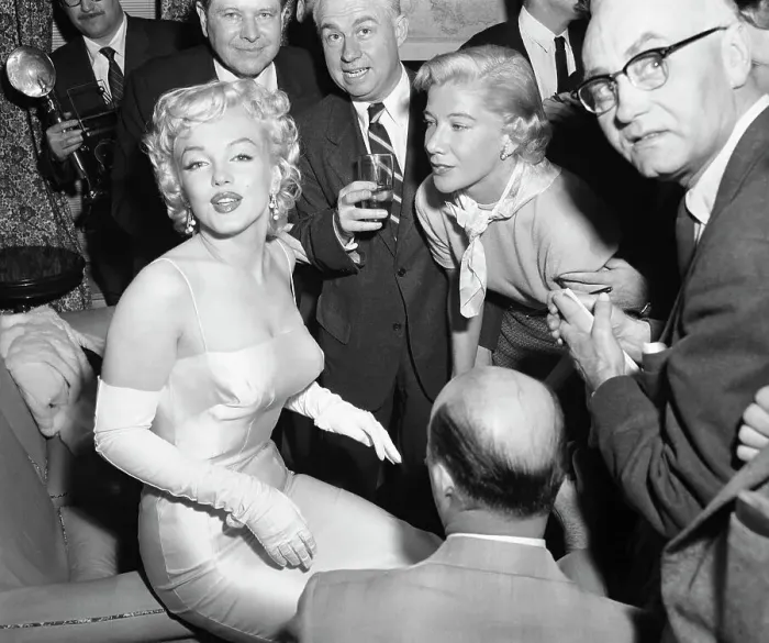 Framed Print : Marilyn Monroe Unveiling a New Look Framed Print : Marilyn Monroe Unveiling a New Look