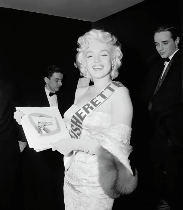 Framed Print : Marilyn Monroe Volunteering as an Usherette Framed Print : Marilyn Monroe Volunteering as an Usherette
