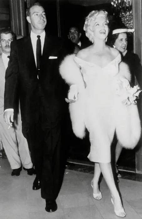 Framed Print : Marilyn Monroe Walking with Husband Joe DiMaggio Framed Print : Marilyn Monroe Walking with Husband Joe DiMaggio