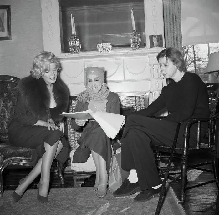 Framed Print : Marilyn Monroe Watches Isak Dinesen Framed Print : Marilyn Monroe Watches Isak Dinesen