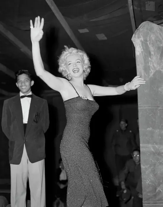 Framed Print : Marilyn Monroe Waving Framed Print : Marilyn Monroe Waving