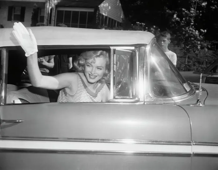 Framed Print : Marilyn Monroe Waving from Car Window Framed Print : Marilyn Monroe Waving from Car Window