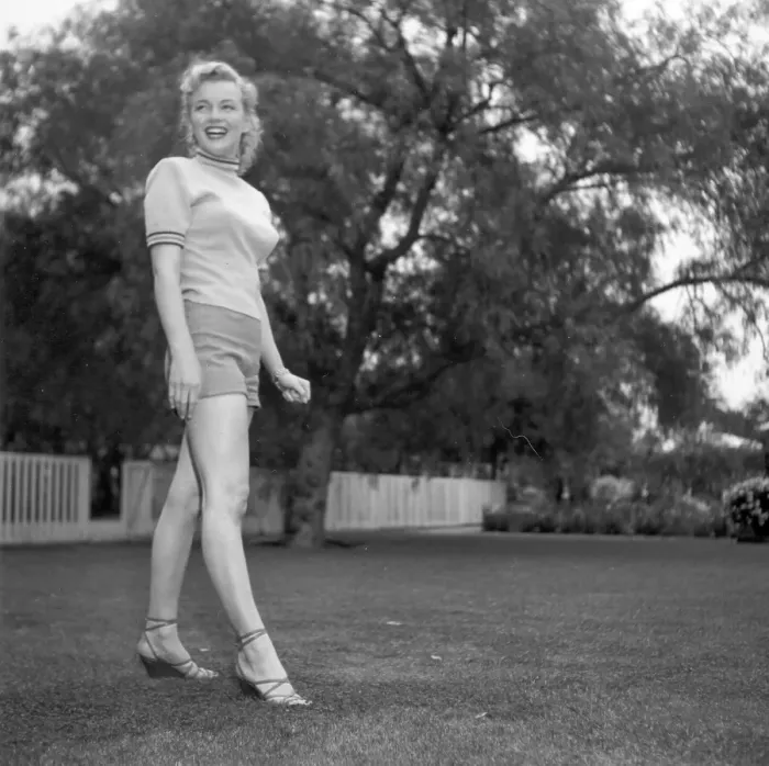 Framed Print : Marilyn Photo Session In Beverly Hills Framed Print : Marilyn Photo Session In Beverly Hills