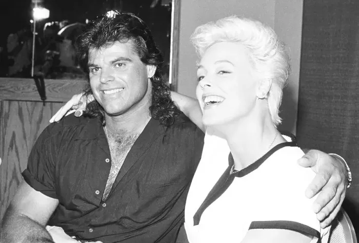 Framed Print : Mark Gastineau and Brigitte Nielsen Kissing Framed Print : Mark Gastineau and Brigitte Nielsen Kissing