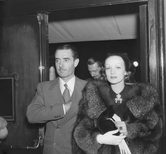 Framed Print : Marlene Dietrich, John Gilbert Waistup Framed Print : Marlene Dietrich, John Gilbert Waistup